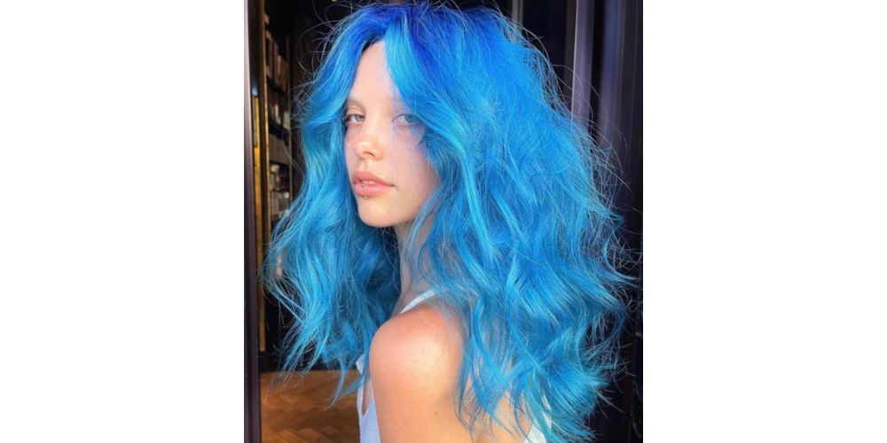 رنگ مو فانتزی دکلره مدل آبی روشن